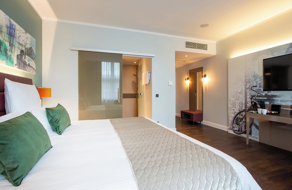 Habitación Deluxe del hotel Leonardo Royal Berlin Alexanderplatz. Foto 2