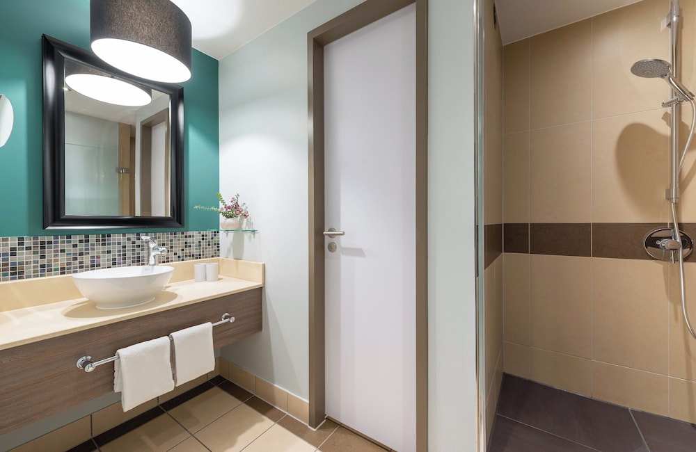 Habitación Deluxe del hotel Leonardo Royal Berlin Alexanderplatz. Foto 4