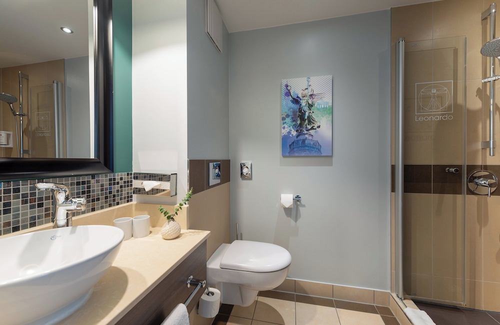 Habitación Confort del hotel Leonardo Royal Berlin Alexanderplatz. Foto 4