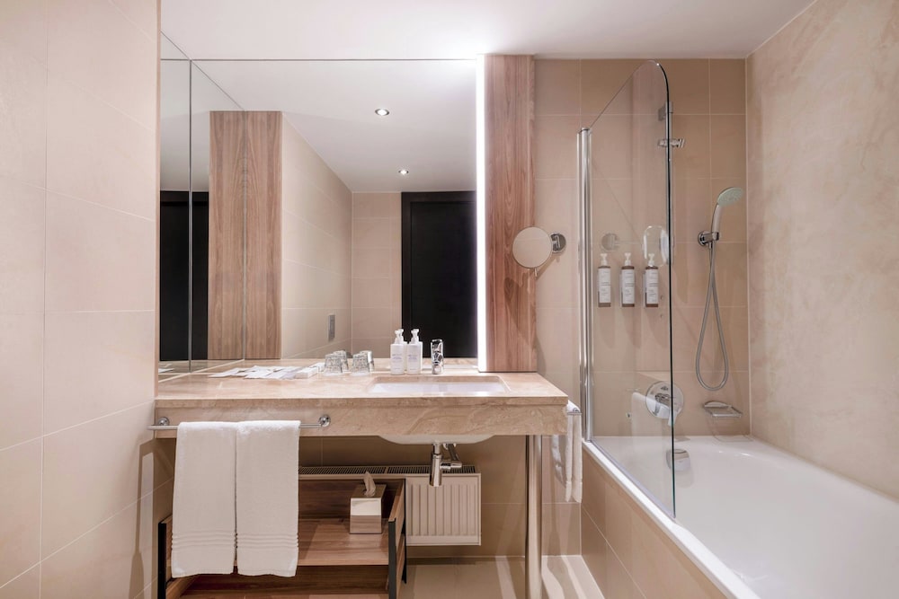 Habitación ejecutiva, 1 cama de matrimonio grande con sofá cama del hotel Ac Bratislava Old Town. Foto 5