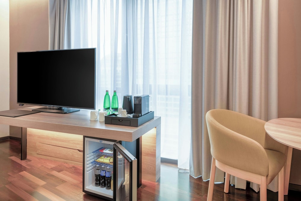 Habitación ejecutiva, 1 cama de matrimonio grande con sofá cama del hotel Ac Bratislava Old Town. Foto 6