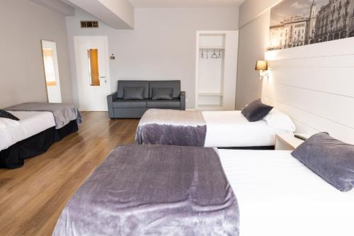 Habitación Cuádruple del hotel CAN PAMPLONA. Foto 2