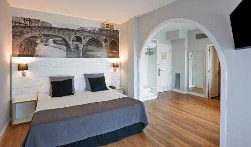 Habitación Triple del hotel CAN PAMPLONA