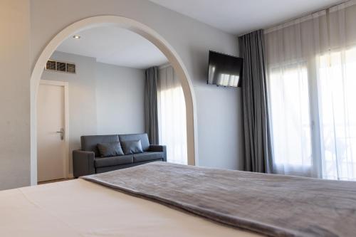 Habitación Triple del hotel CAN PAMPLONA. Foto 1