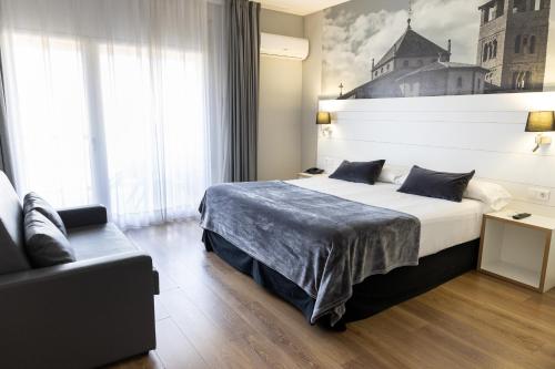Habitación Triple del hotel CAN PAMPLONA. Foto 2