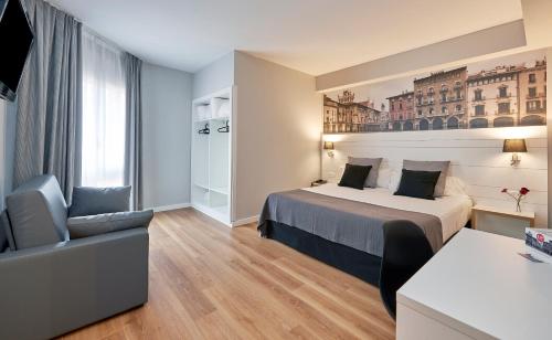 Habitación Triple del hotel CAN PAMPLONA. Foto 4