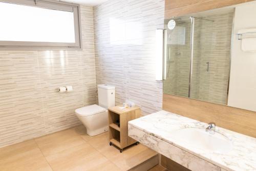 Habitación Triple del hotel CAN PAMPLONA. Foto 8