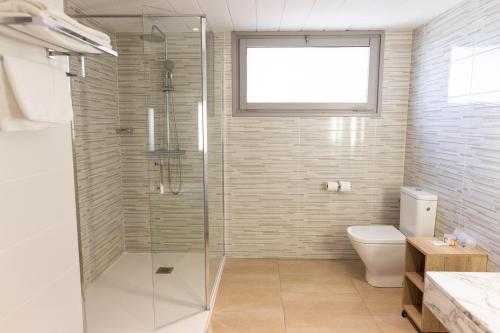 Habitación Triple del hotel CAN PAMPLONA. Foto 9