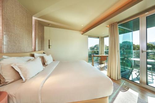 Suite Junior con vistas a la montaña del hotel The Views Baia - Adults Only. Foto 3
