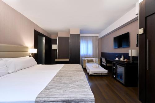 Habitación Triple del hotel Catalonia Rigoletto. Foto 4