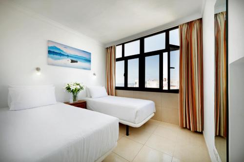 Habitación Triple del hotel Faycan. Foto 1