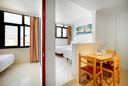 Estudio 3 camas individuales del hotel Faycan. Foto 2