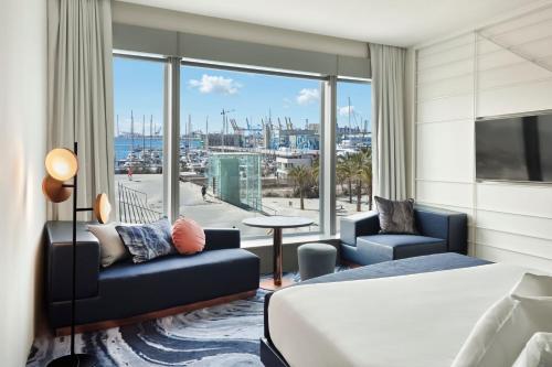 Cozy King Guest Room with One King Bed and Limitted View del hotel W Barcelona. Foto 2