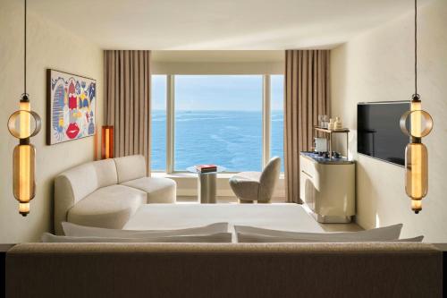 Pemier King Guest Room with One King Bed and Marina View del hotel W Barcelona. Foto 2