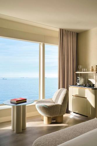 Pemier King Guest Room with One King Bed and Marina View del hotel W Barcelona. Foto 3
