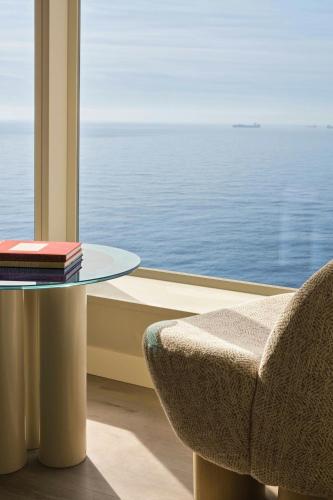 Pemier King Guest Room with One King Bed and Marina View del hotel W Barcelona. Foto 5