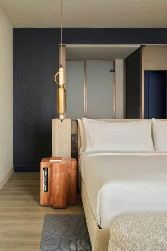 Superior Sky King Room with Skyline View del hotel W Barcelona. Foto 1