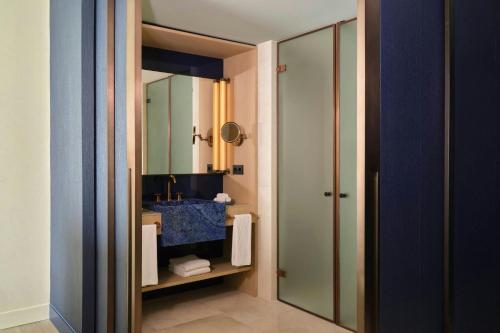 Superior Sky King Room with Skyline View del hotel W Barcelona. Foto 4
