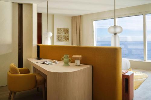 One - Bedroom Corner King Suite with Seafront View del hotel W Barcelona. Foto 7