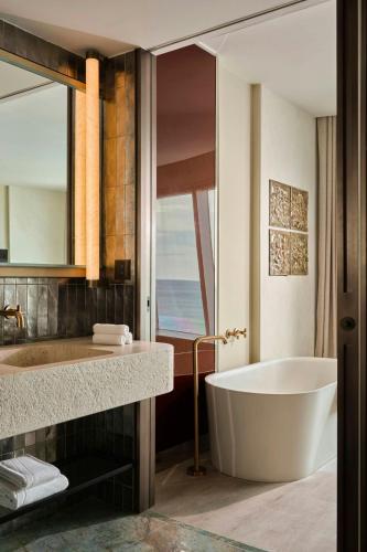 One - Bedroom Corner King Suite with Seafront View del hotel W Barcelona. Foto 8