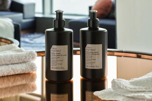 Cozy Twin Guest Room with Two Single Beds and Limitted View del hotel W Barcelona. Foto 4