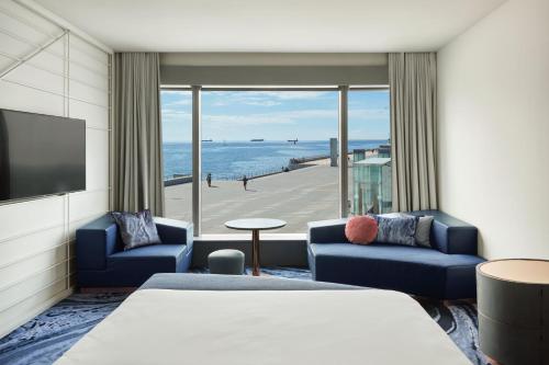 Habitación Cozy con cama extragrande del hotel W Barcelona. Foto 1