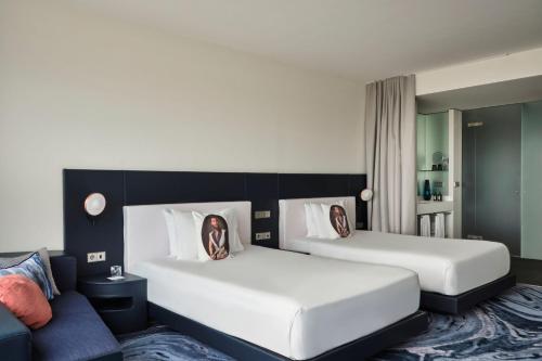 Premier Sky Twin Room with Two Twin Beds and Marina View del hotel W Barcelona. Foto 3