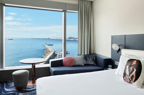 Premier Sky Twin Room with Two Twin Beds and Marina View del hotel W Barcelona. Foto 4