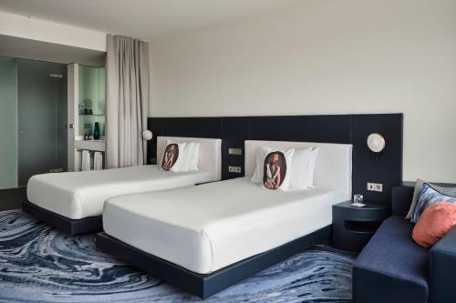 Superior Sky Twin Room with Two Twin Beds and Skyline View del hotel W Barcelona. Foto 1