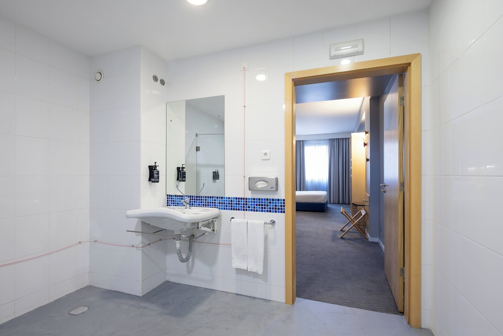 Habitación estándar, 1 cama doble, accesible para personas con discapacidad del hotel Holiday Inn Express Porto Exponor. Foto 6