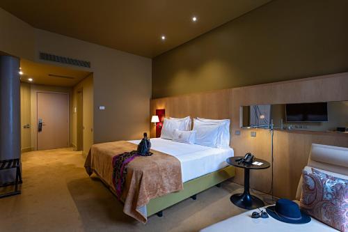 Habitación Doble Clásica con cama supletoria del hotel Pestana Palacio Do Freixo, Pousada and National Monument - The Leading Hotels Of The World