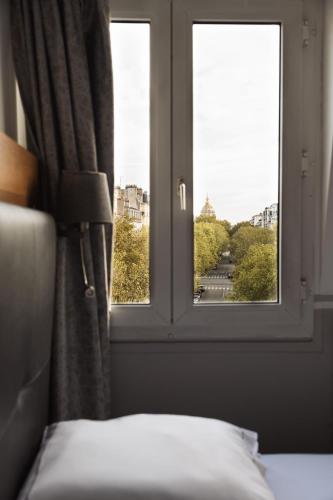 Habitación Doble Superior con vistas a la Torre Eiffel del hotel Eiffel Segur. Foto 5