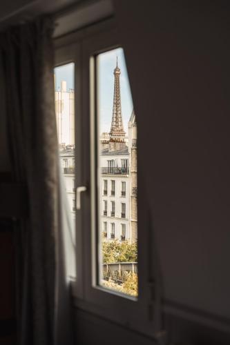 Habitación Doble Superior con vistas a la Torre Eiffel del hotel Eiffel Segur. Foto 8