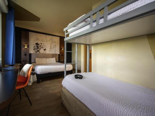 Habitación familiar: 1 cama doble, 2 literas y balcón del hotel Ibis Styles Toulouse Blagnac Aeroport. Foto 1