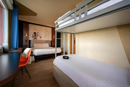 Habitación familiar: 1 cama doble, 2 literas y balcón del hotel Ibis Styles Toulouse Blagnac Aeroport. Foto 2