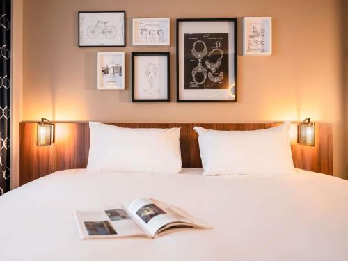 Habitación Superior con cama grande y sofá del hotel Mercure Paris Montparnasse Pasteur. Foto 3