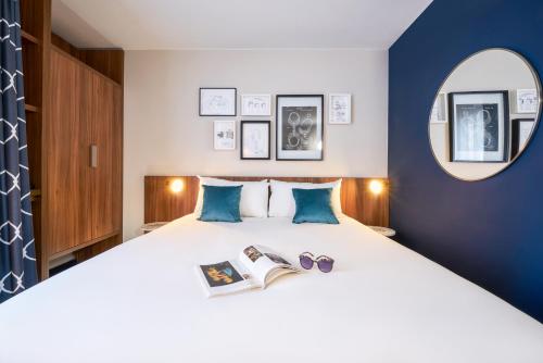 Habitación Superior con cama grande y sofá del hotel Mercure Paris Montparnasse Pasteur. Foto 7