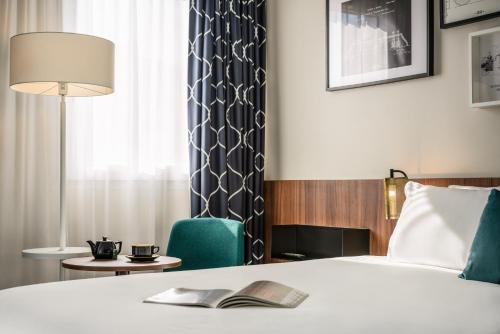 Habitación Superior con cama grande y sofá del hotel Mercure Paris Montparnasse Pasteur. Foto 13