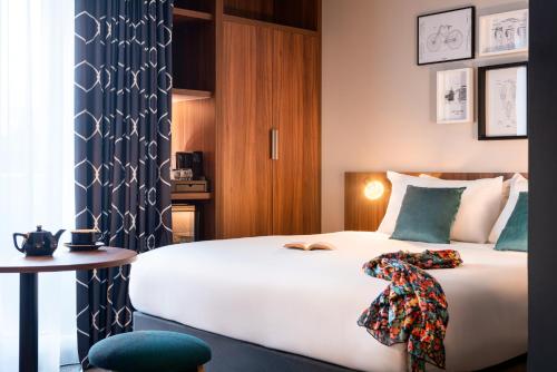 Habitación Privilege con cama doble grande y sofá cama para 1 persona del hotel Mercure Paris Montparnasse Pasteur. Foto 8