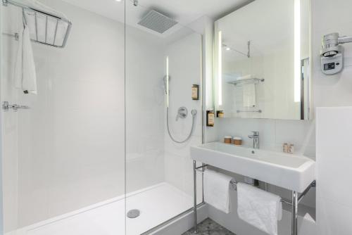 JUNIOR Suite, EIFFEL TOWER View, One DBL KING - SIZ E Bed AND Sofa Bed FOR Two PPL del hotel Mercure Paris Montparnasse Pasteur. Foto 7