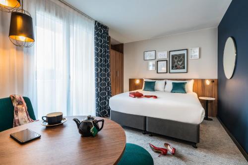 JUNIOR Suite, EIFFEL TOWER View, One DBL KING - SIZ E Bed AND Sofa Bed FOR Two PPL del hotel Mercure Paris Montparnasse Pasteur. Foto 10