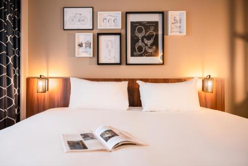 JUNIOR Suite, EIFFEL TOWER View, One DBL KING - SIZ E Bed AND Sofa Bed FOR Two PPL del hotel Mercure Paris Montparnasse Pasteur. Foto 12