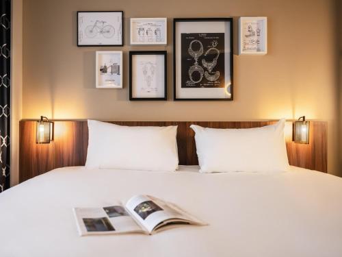 Habitación Privilege con cama doble grande y sofá cama para 1 persona del hotel Mercure Paris Montparnasse Pasteur. Foto 15