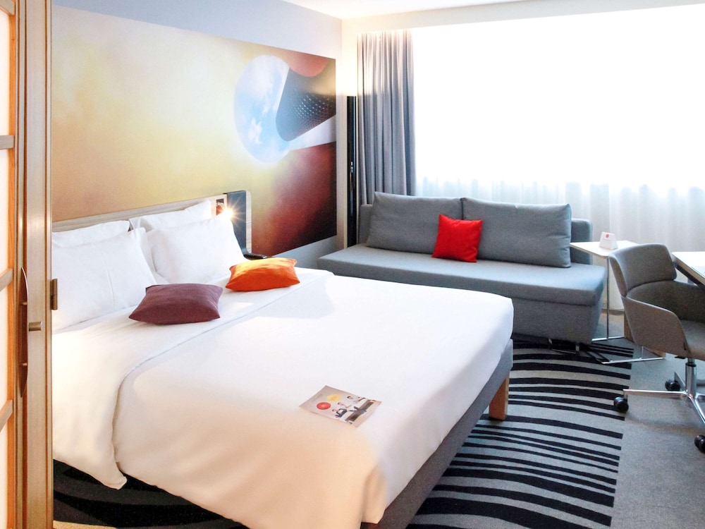 Habitación familiar, 1 cama doble del hotel Novotel Wien City. Foto 1