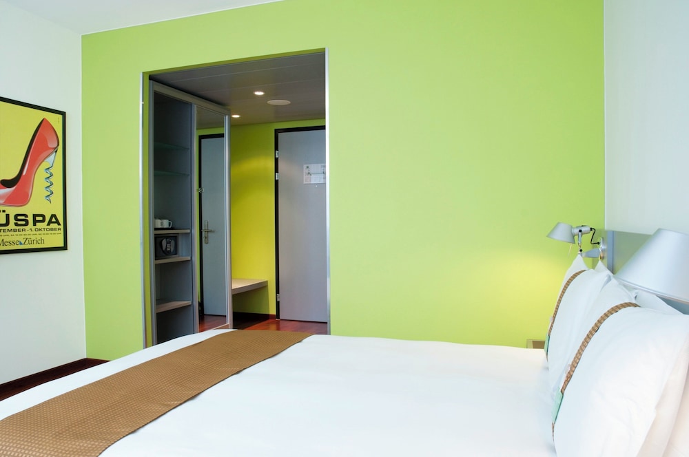Habitación estándar, 1 cama de matrimonio grande, vistas al patio del hotel Holiday Inn Zurich - Messe, An Ihg. Foto 1