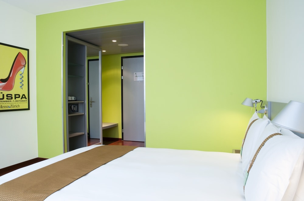 Habitación estándar, 1 cama de matrimonio grande (Larger Floorspace) del hotel Holiday Inn Zurich - Messe, An Ihg. Foto 1