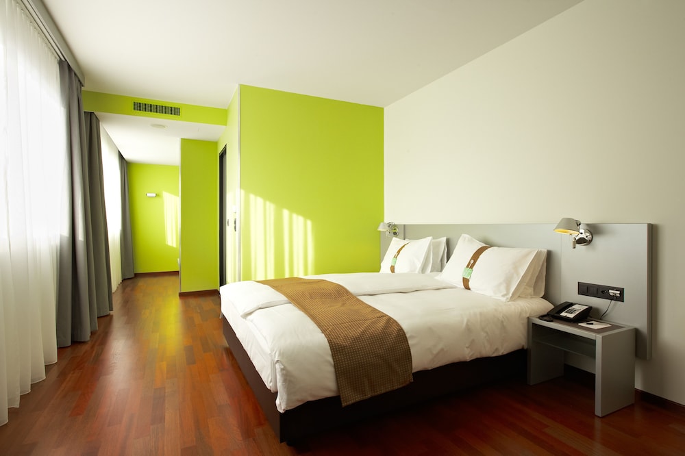 Habitación Premium, 1 cama de matrimonio grande, en esquina del hotel Holiday Inn Zurich - Messe, An Ihg