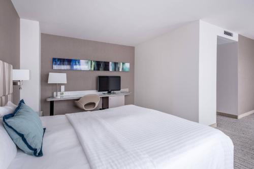 Estudio - Cama extragrande del hotel Courtyard By Marriott Munich City Center. Foto 1