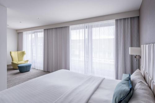 Estudio - Cama extragrande del hotel Courtyard By Marriott Munich City Center. Foto 2