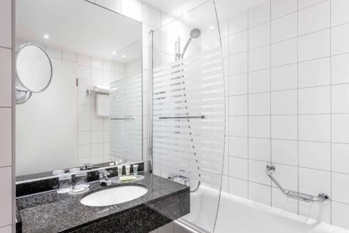 Estudio - Cama extragrande del hotel Courtyard By Marriott Munich City Center. Foto 5